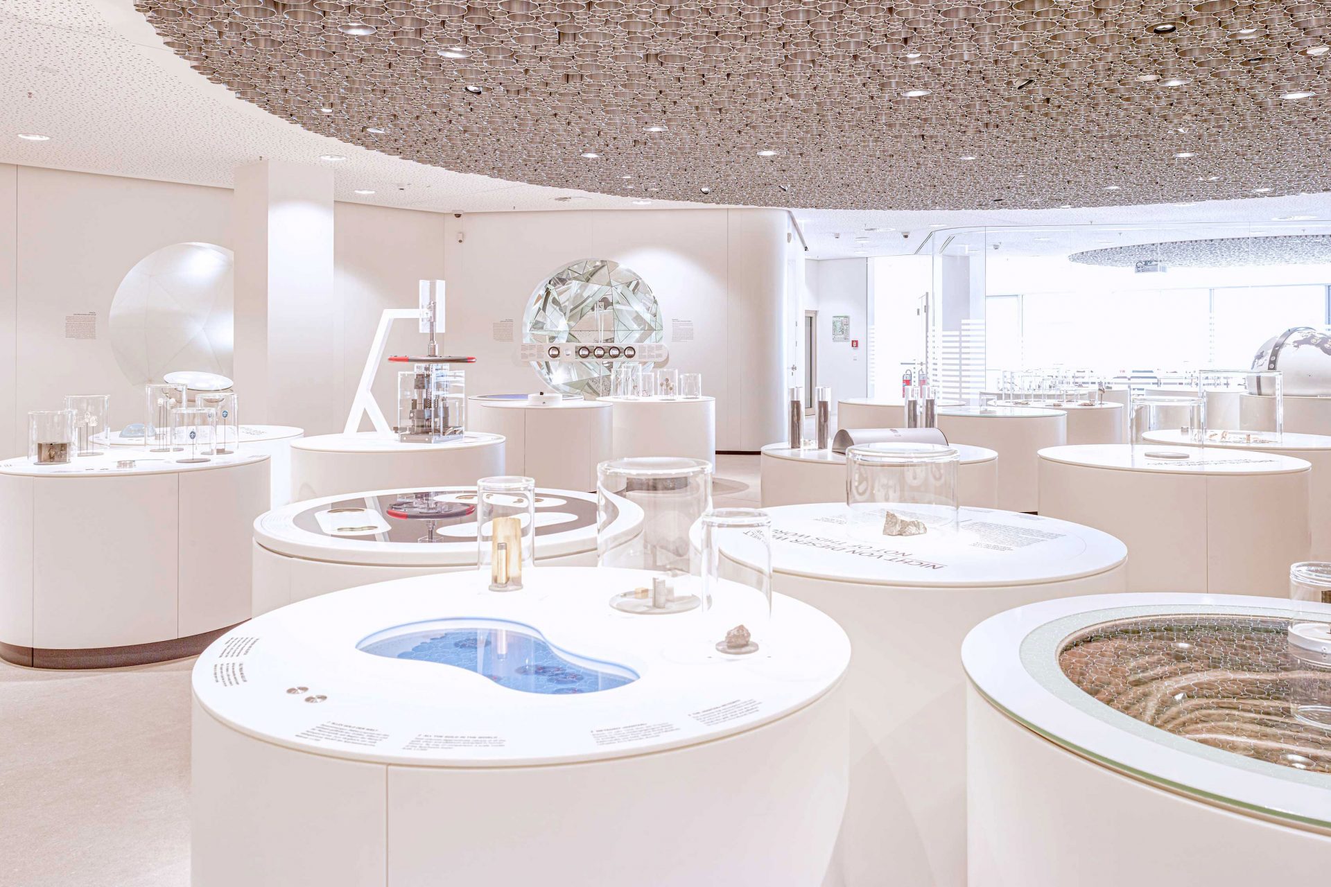 turmquartier-raum-gold-geld-gesellschaft-03-1920x1280